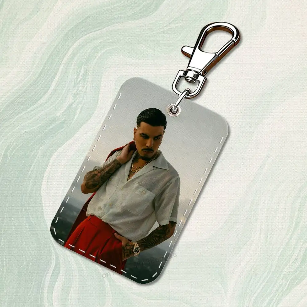 ซองใส่บัตรรูปทรงสี่เหลี่ยมผืนผ้าพร้อมพวงกุญแจหนัง รุ่น Singer R-Rauw A-Alejandro สำหรับใส่บัตรประจำตัว บัตรเข้าออก หรือใช้เป็นพวงกุญแจ