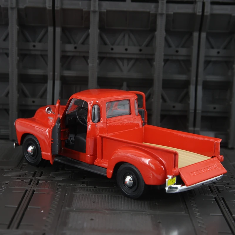 

Maisto 1:25 Chevrolet 3100 pickup truck alloy car model two doors on both sides that can be opened suitable for collection