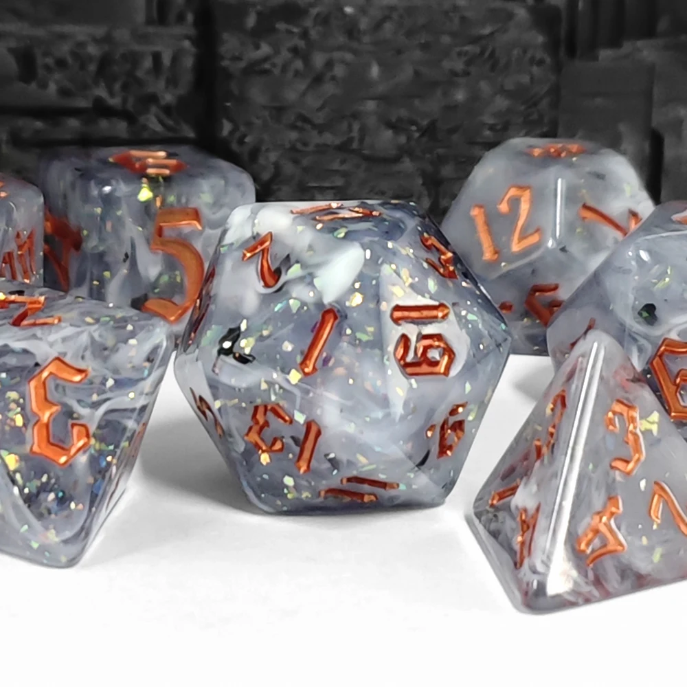Lot de 7 dés à paillettes grises tourbillonnantes avec encre orange, dés en résine, thème Conte du Chevalier, dés numériques pour jeux de rôle D&D