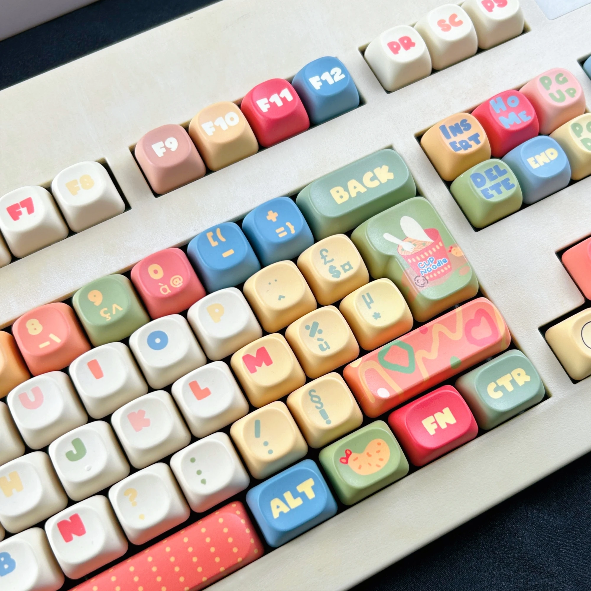 

MAIMOOO French Keycaps PBT MOA Profile Round Cartoon Cute Instant Noodle Theme Keycap for ISO Azerty Layout Mechanical Keyboard