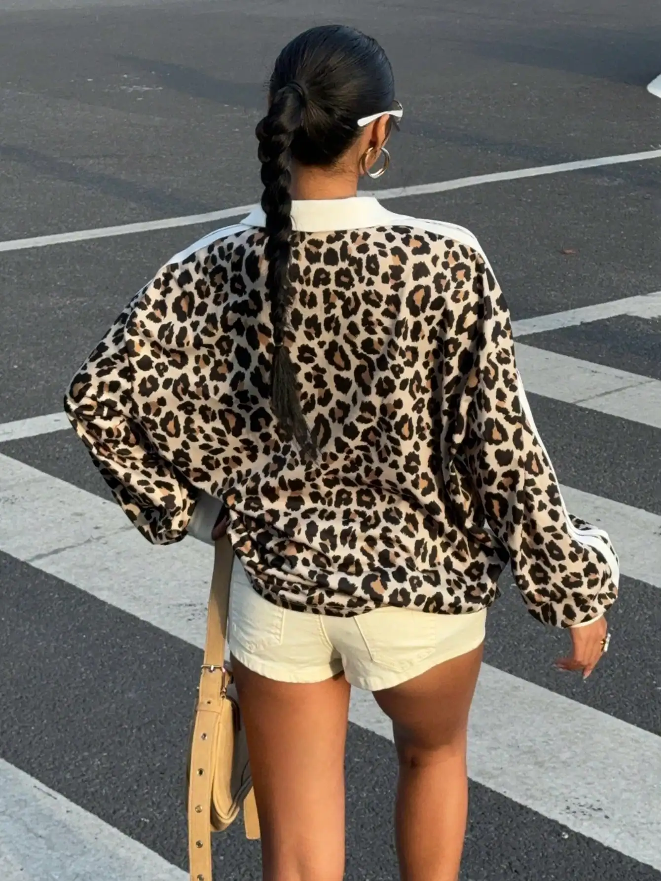 Sudadera gráfica con estampado de leopardo para mujer con cuello en V y mangas largas, ropa de calle informal para otoño