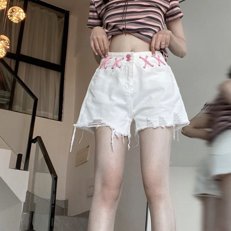 スパイシーガール白リッピングデニムショーツ女性のためのファッションレースアップストレートショートパンツ女性韓国の基本 2025 夏のショーツ Mujer