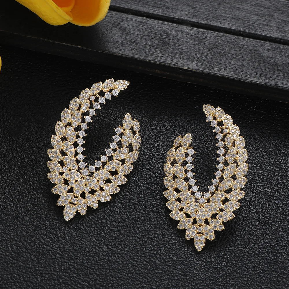 

HIBRIDE Heavy craftsmanship shine V-stud earrings temperament jewelry for women suitable for daily prom party wedding gift E282