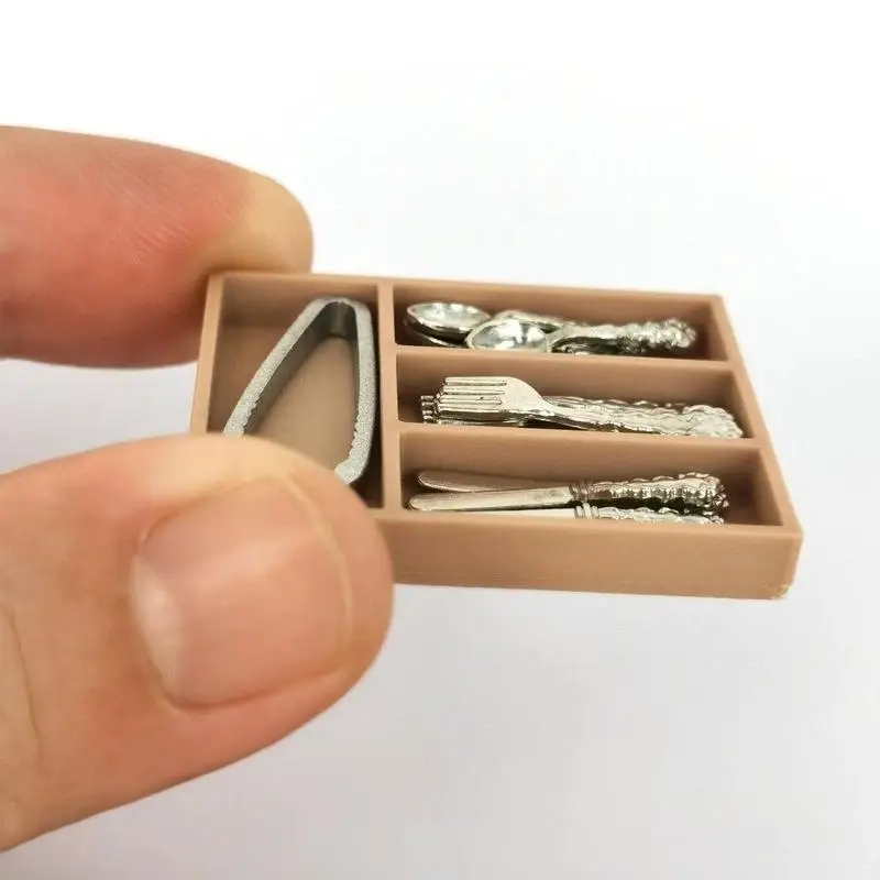 1 Conjunto de Utensílios e Acessórios de Cozinha para Casa de Bonecas 1:12, Mini Faca, Garfo, Colher, Clipes e Talheres com Caixa de Armazenamento