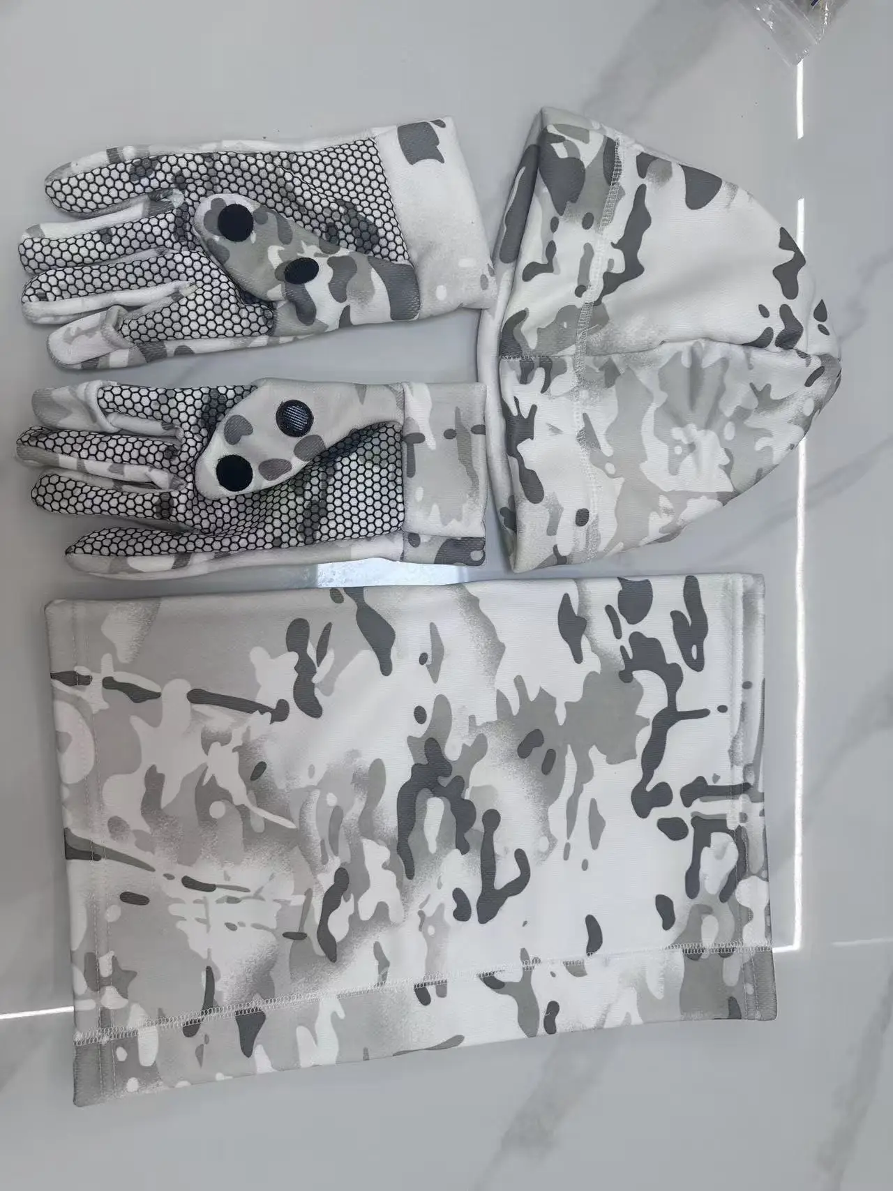 Snow camouflage and fleece 3-piece set, gloves, cold proof face mask, hat, tactical CS chicken eating 3-piece set