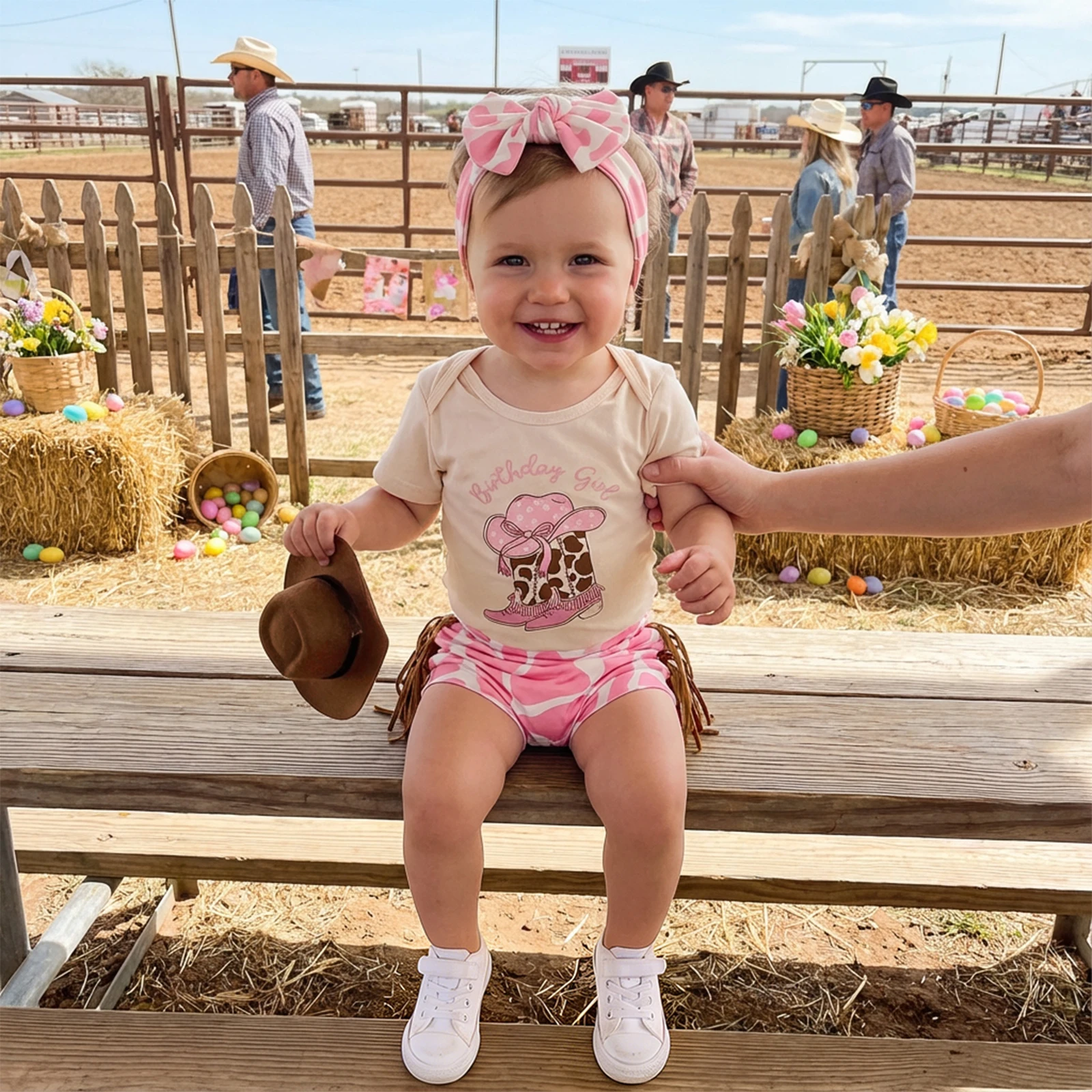 

Комплект для девочки на день рождения в западном стиле: комбинезон с коротким рукавом, шорты с бахромой и повязка на голову с бантом, 3 предмета