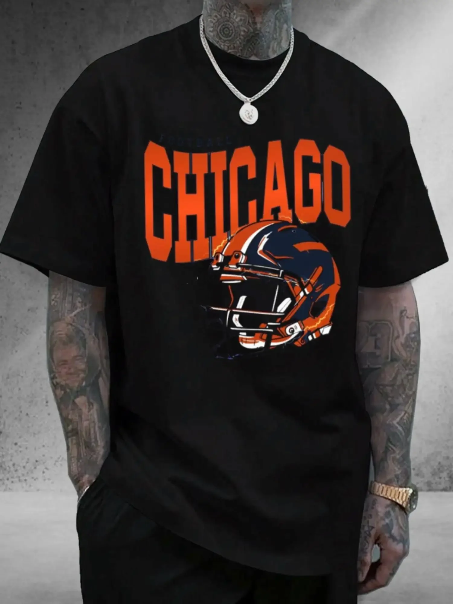 Men'S Chicago Football Helmet And Team Logo T-Shirt - Comfortable And Relaxed Fit, Featuring The Famous Chicago 'C' Team Logo, Machine Washable, Perfect for Fans Throughout The Year (Chicago-Themed Clothing Ideal for Events And Everyday Use)