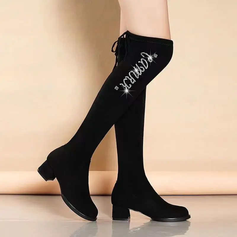 

Осень-зима 2022, новые женские сапоги выше колена на флисовой подкладке, эластичные пикантные утягивающие сапоги с кристаллами и буквами на высоком каблуке
