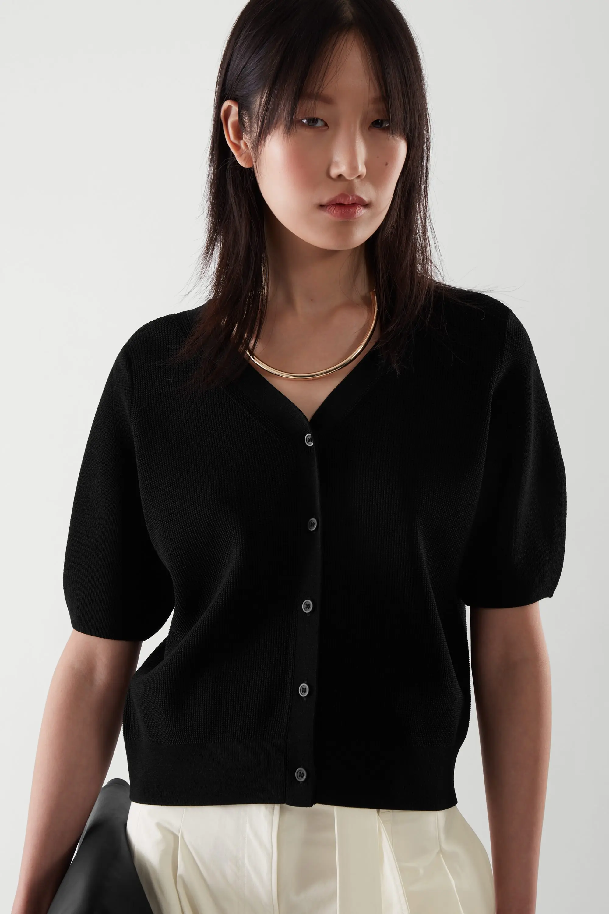 เสื้อคาร์ดิแกนไหมพรมแขนสั้นคอวีสไตล์ลำลองและทันสมัยสำหรับผู้หญิง รุ่นใหม่ประจำฤดูใบไม้ร่วงปี 2025 จาก Ethereal MD