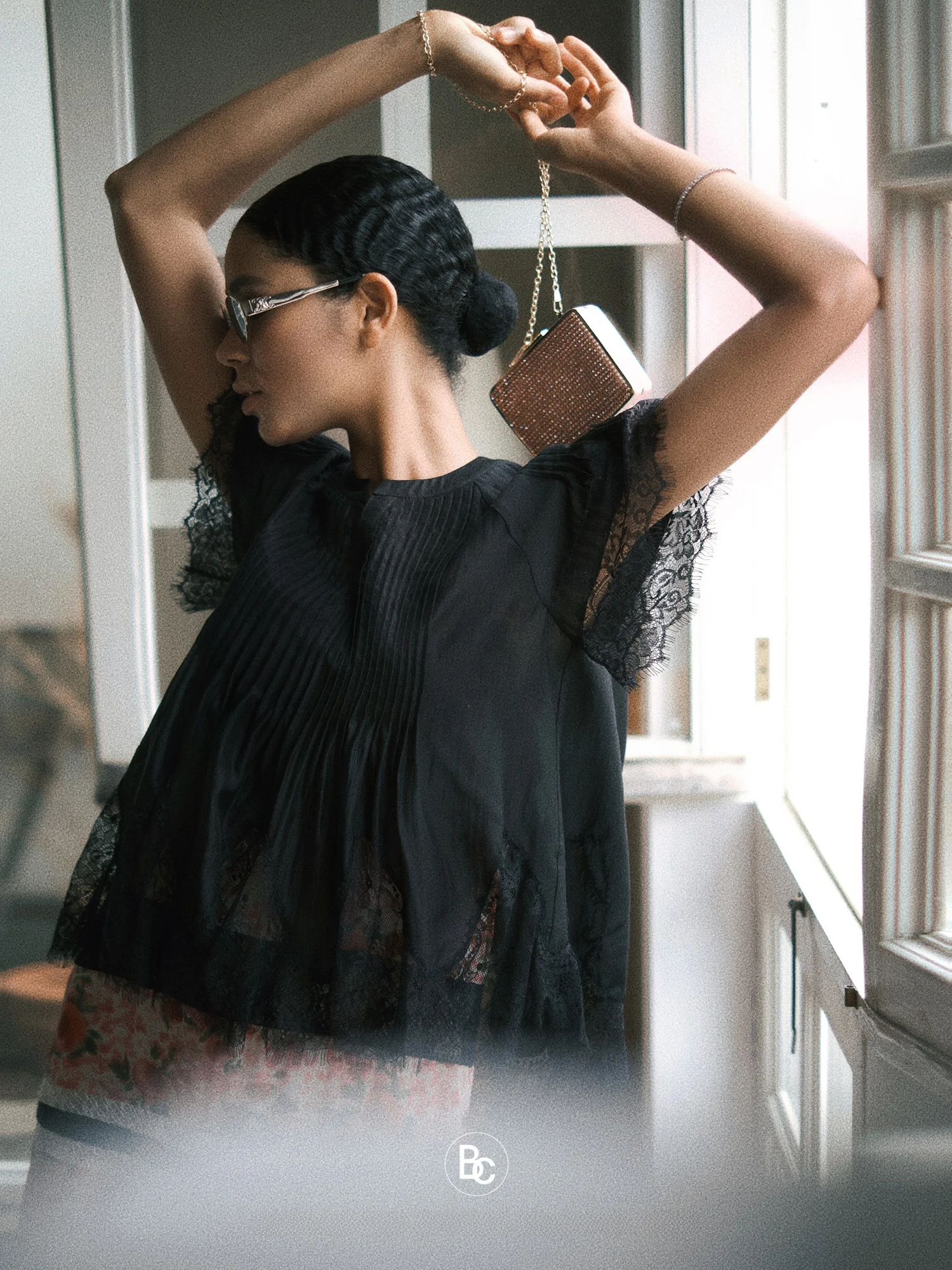 

Черный топ-майка с кружевной отделкой, свободного кроя, с V-образным вырезом, из смесового полиэстера, для повседневной носки