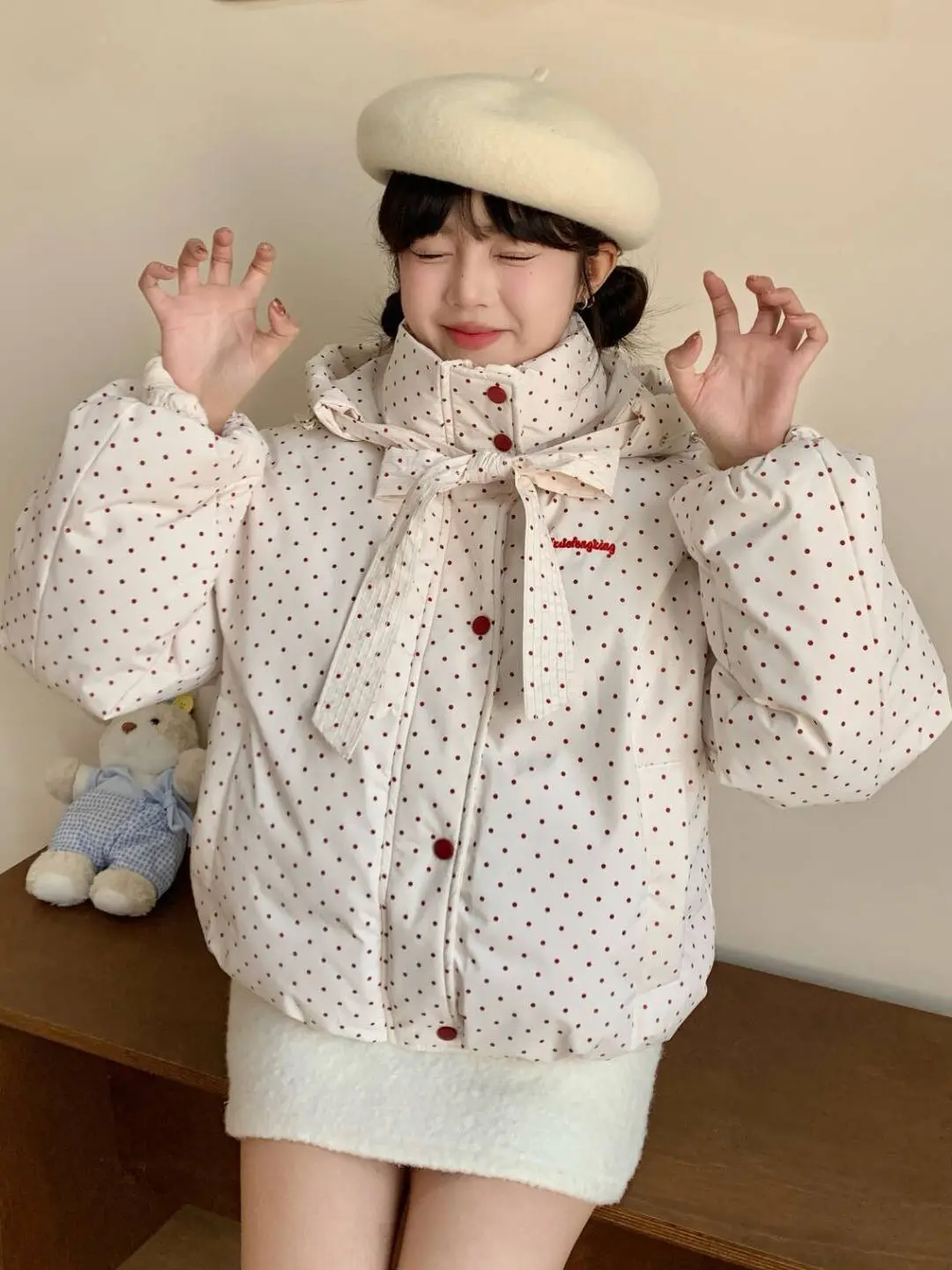 

Корейская студенческая утепленная зимняя хлопковая куртка для женщин с капюшоном, в горошек, теплая, короткая, объемная куртка-пуховик