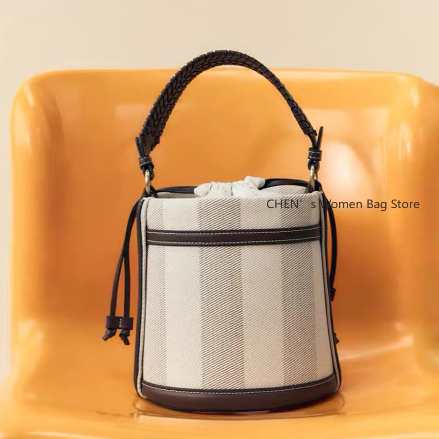 موضة القش دلو حقيبة نسج حقائب النساء مصمم بألواح الكتف حقائب كروسبودي عادية الصيف الشاطئ الصغيرة حمل المحافظ