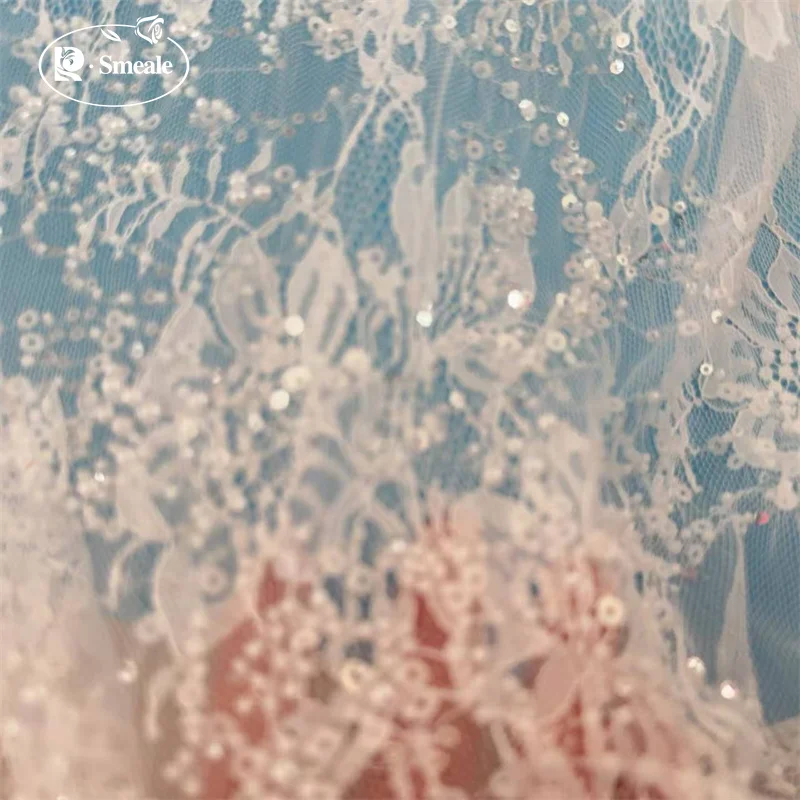 Perlenbesetzter Pailletten-Spitzenstoff, Kleine Blumenapplikation, Hochwertiger Glänzender Brautkleidstoff Neu – Detail 2