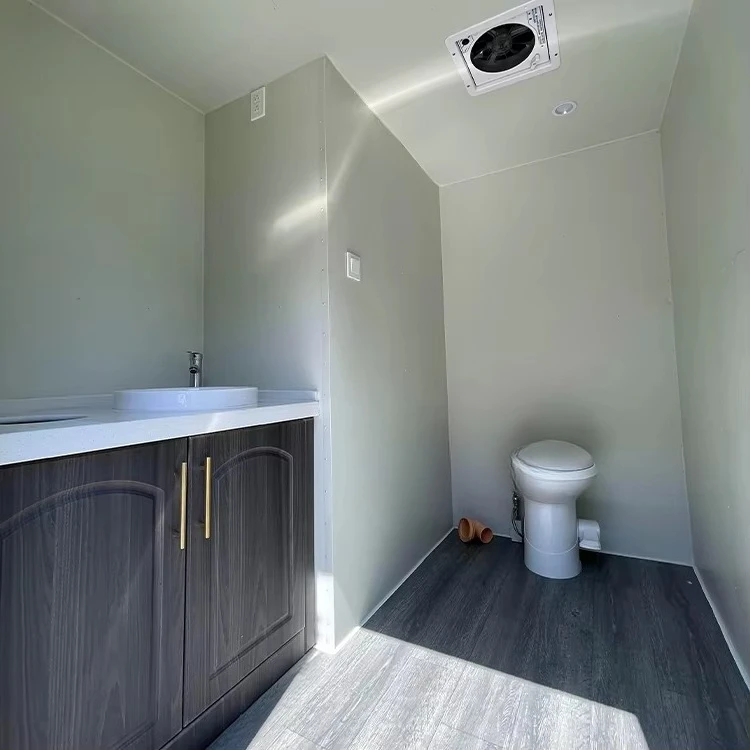 Sanitário Móvel com Sistema Completo de Circulação de Água, Suporte Estabilizador, Tanque Antivazamento, Controle Remoto, para Uso Externo