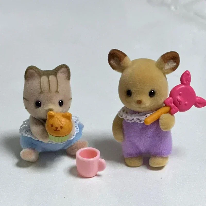 Hot Original Sylvanian Families Modello giocattoli Baby Mini Figure Room Dress Up Cute Box Cake Lucky Bag Doll Compleanno Regali per bambini