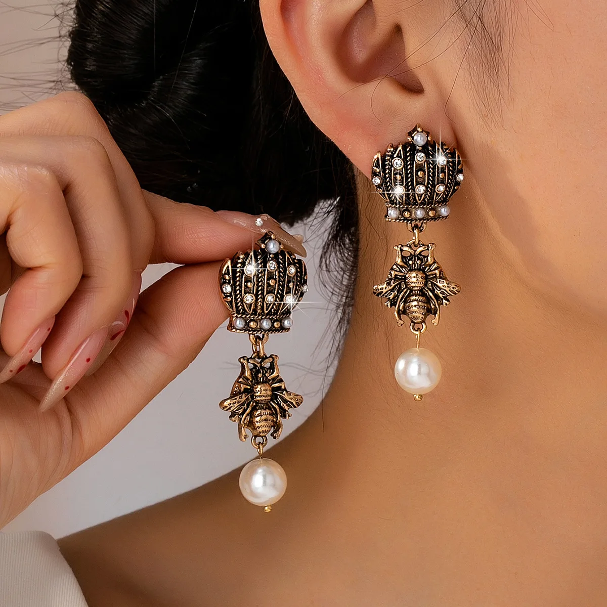 Vintage Distressed Gold-Crown Bee Pearl Earrings Inlaid Zircon Palace Style Luxury Elegant Women's Jewelry M1017