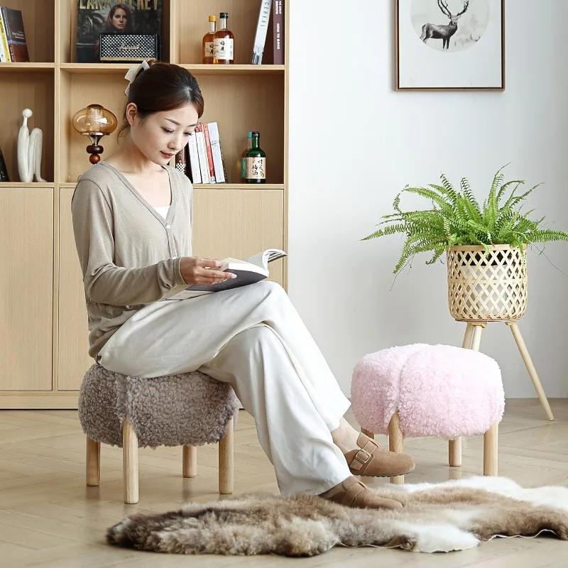 

Милый пуфик из овечьей шерсти с толстой подушкой - каркас из массива дерева, высокоэластичный наполнитель, широкое сиденье, портативный табурет для гостиной