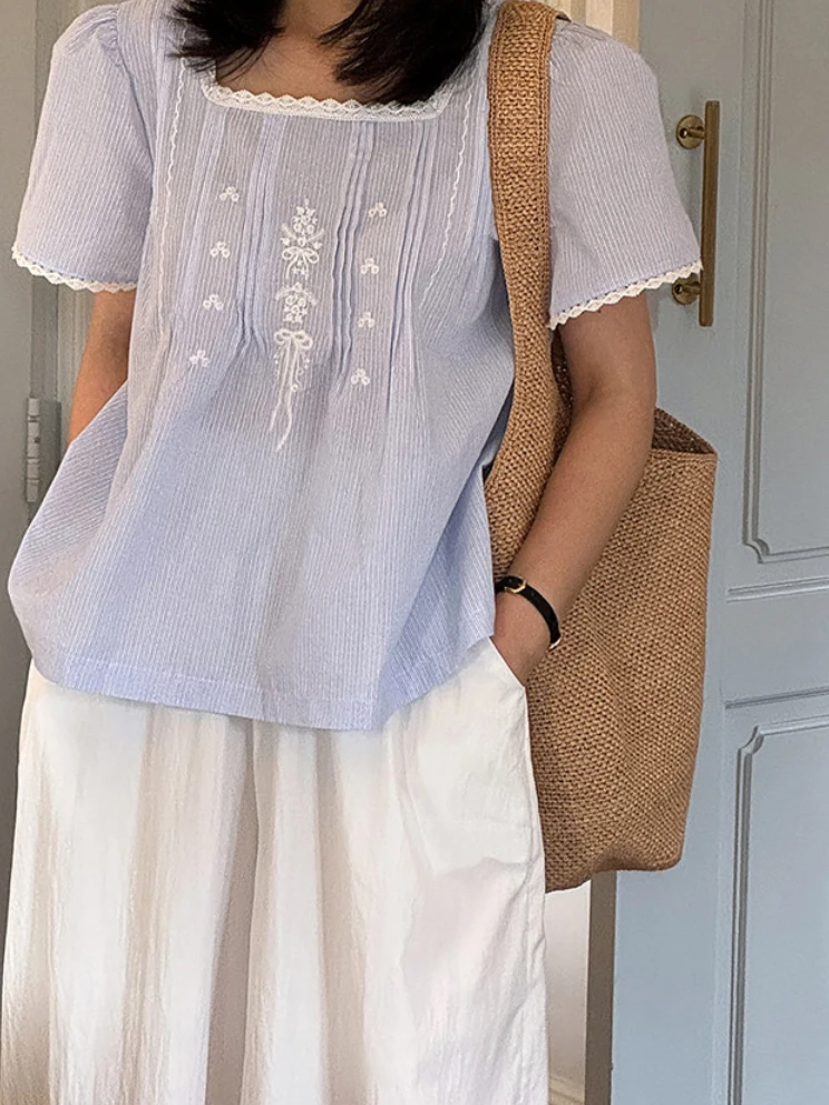 

Slim Fit ort Sve Embroidered Doll irt Korean Sle Faion Square Collar Light Weight Loose Design Sense Top for Women