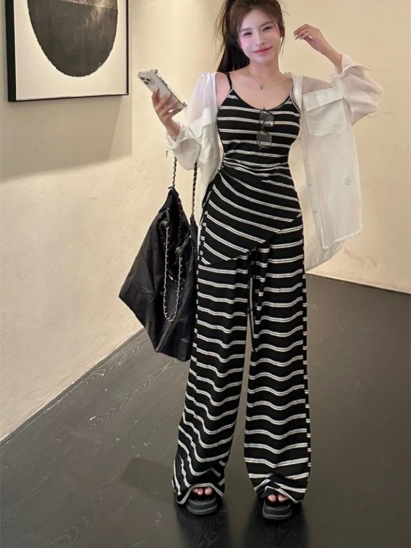 

Повседневный комплект в корейском стиле: брюки с высокой талией в полоску и широкими штанинами, утягивающий топ-камизол, летний модный образ для стильных девушек