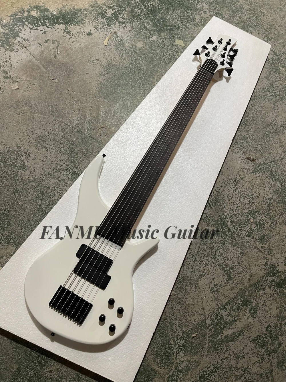

7 strings bass, white solid wood body, rosewood Fretless fingerboard, fixed bridge, black tuner, customizable