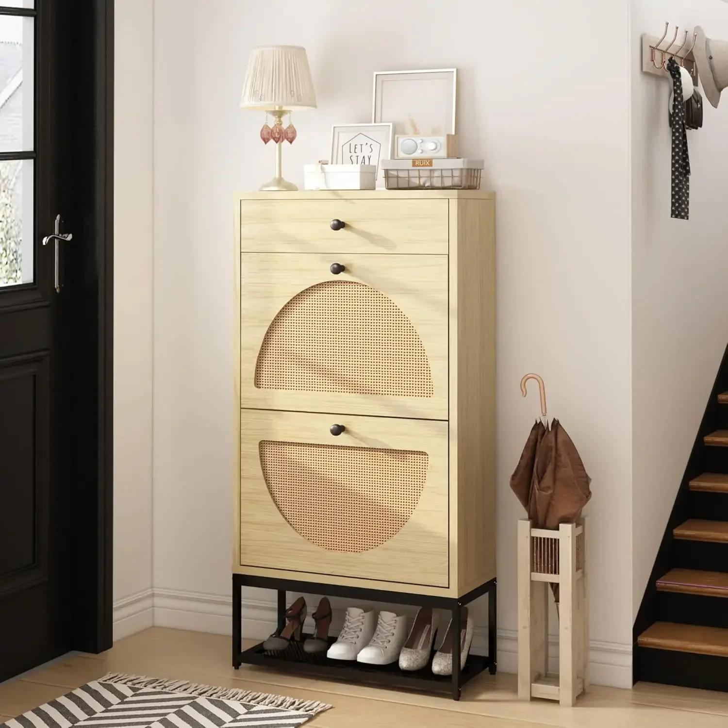 

Набор из 2 отдельно стоящих полки для обуви из натурального ротанга с откидными ящиками и выдвижным ящиком для прихожей по индивидуальному заказу