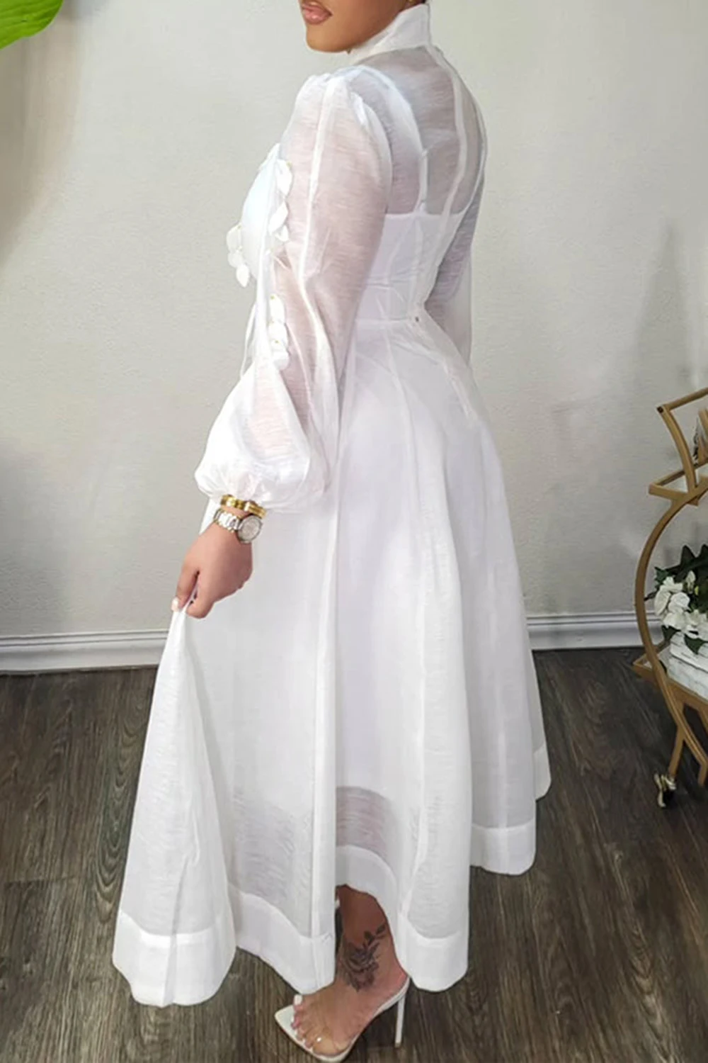 بالإضافة إلى حجم الزفاف الأبيض الأنيق جولة الرقبة طويلة الأكمام انظر من خلال فساتين الأورجانزا متوسطة الطول #2