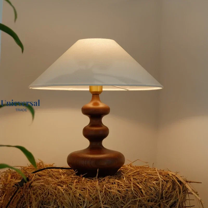 

Chinese Vintage Table Lamp Solid Wood Craft Luxury Decorative Table Lamp Living Room Designer Bedridden Simple Art Table Lamp