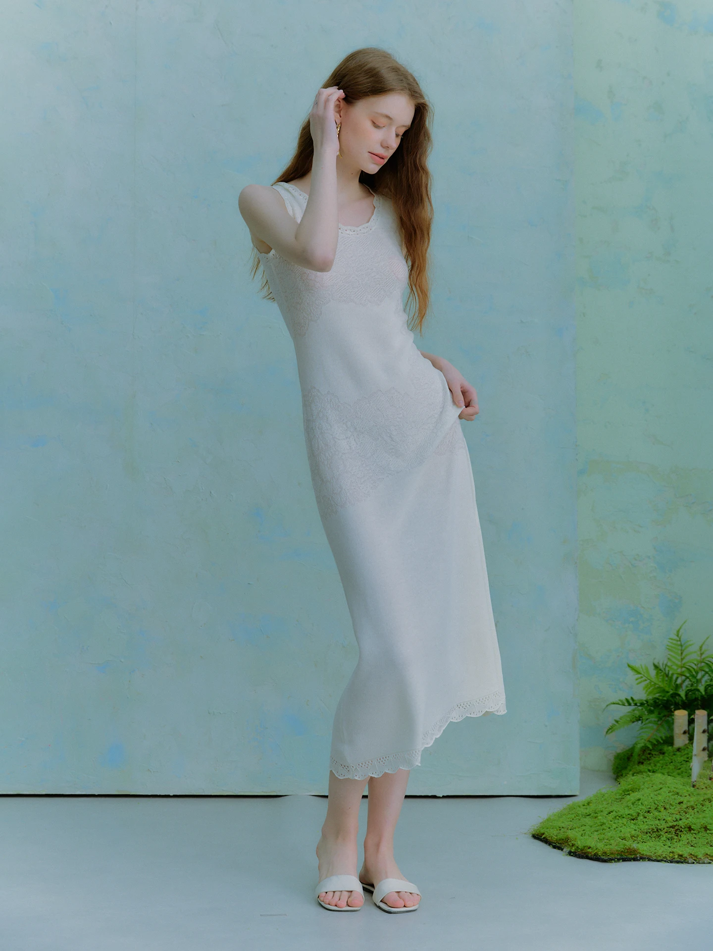 

Элегантное приталенное платье Oz "Soft Twist Knit" без рукавов с вышивкой, миди, А-силуэт, для женщин, лето 2026