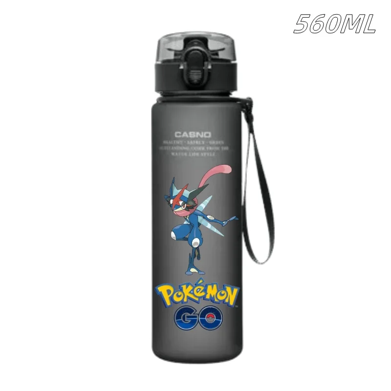 Vaso de plástico Pokémon Miraidon Koraidon Ceruledge azul y negro, resistente a las fugas, para deportes de viaje al aire libre, 560ML