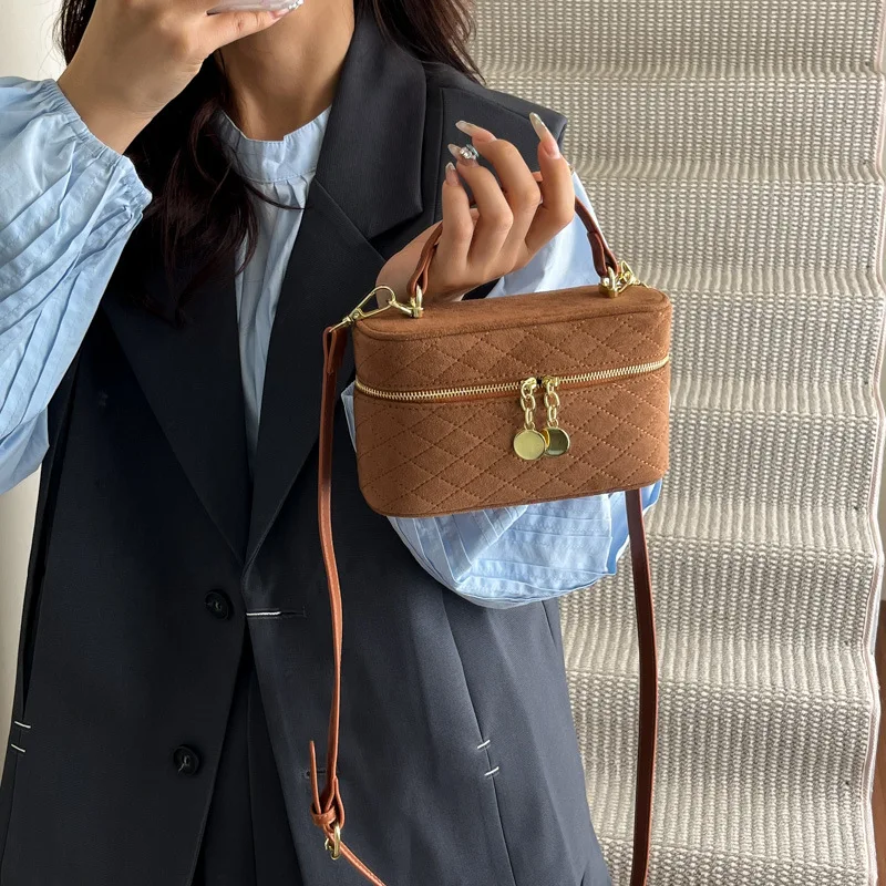 

2025 A/W Women's Bag - High-End Quilted, Korean-Style Matte Retro, Crossbody/Handheld Box Bag