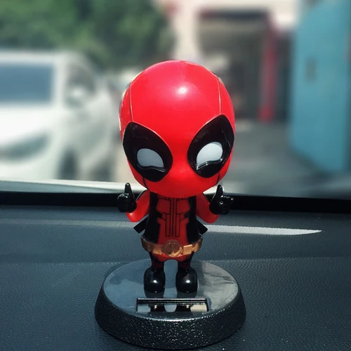 Disney-figura de dibujos animados de Iron Man Thanos, accesorios de adorno de coche, energía Solar, cabeza agitada, Deadpool, Hulk, Groot, decoración automática