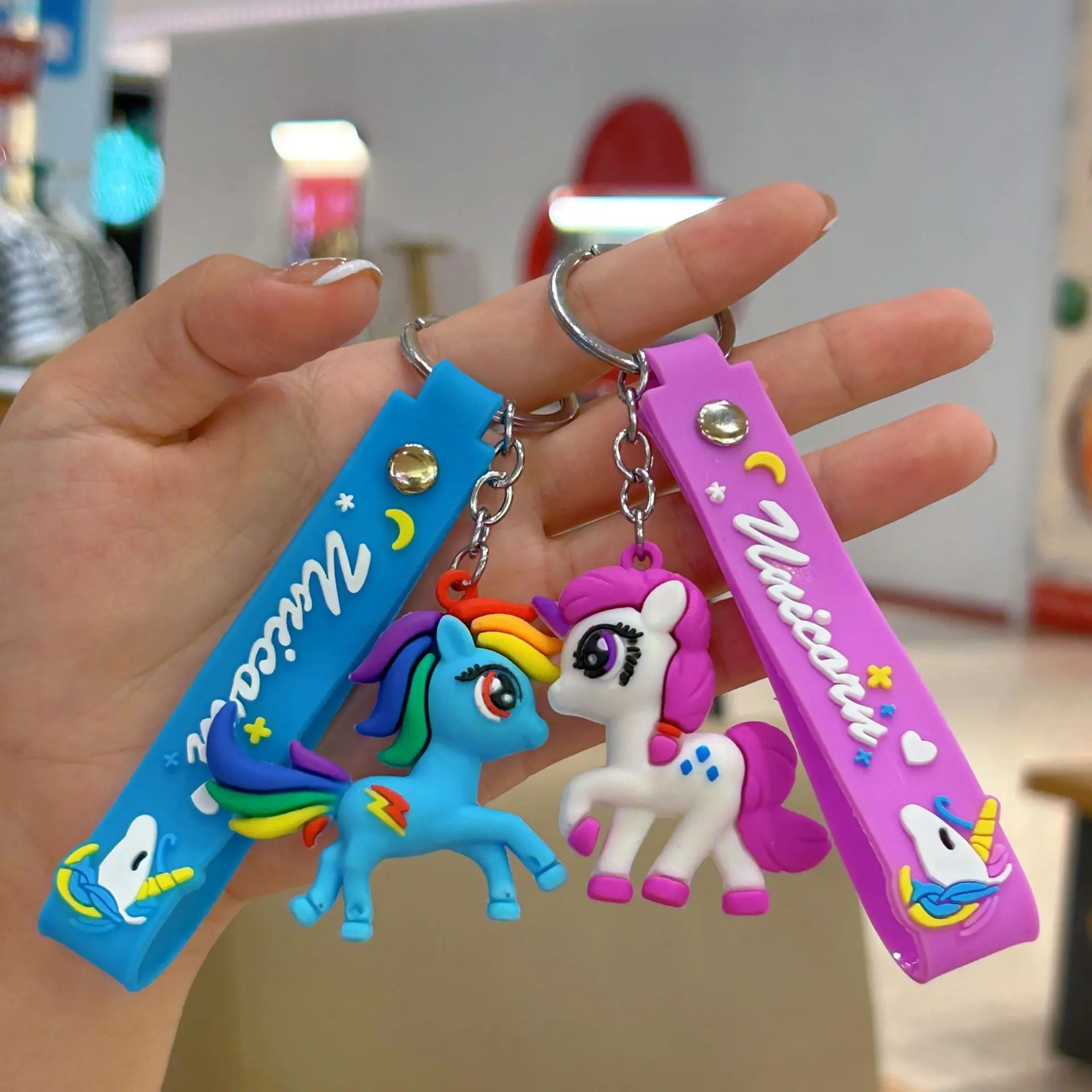 لطيف اللون الحصان يونيكورن المفاتيح كاواي الرجال والنساء أكياس السيارات قلادة للأطفال هدايا كيرينغ الهدايا بالجملة