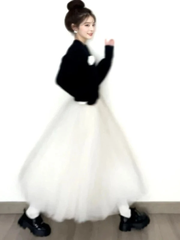 

Уникальный вязаный комплект из двух предметов: свитер и юбка-сетка, омолаживающий, стильный, во французском стиле, удобный, с длинными рукавами, круглым вырезом, подчеркивающий фигуру.