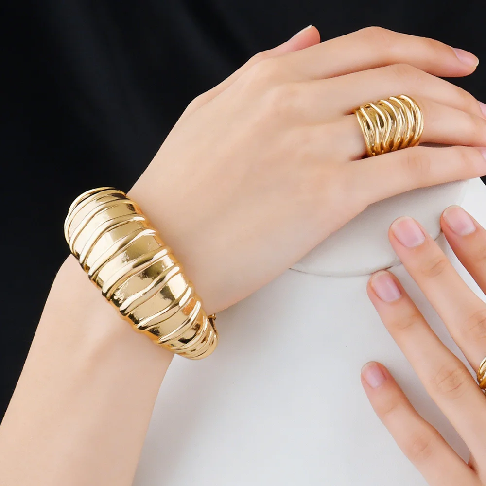 Vergoldetes Ohrringe- und Halsketten-Armband-Ringe-Set für Damen Italienischer Vintage Hochzeits- und Partyschmuck Geschenkset – Detail 8
