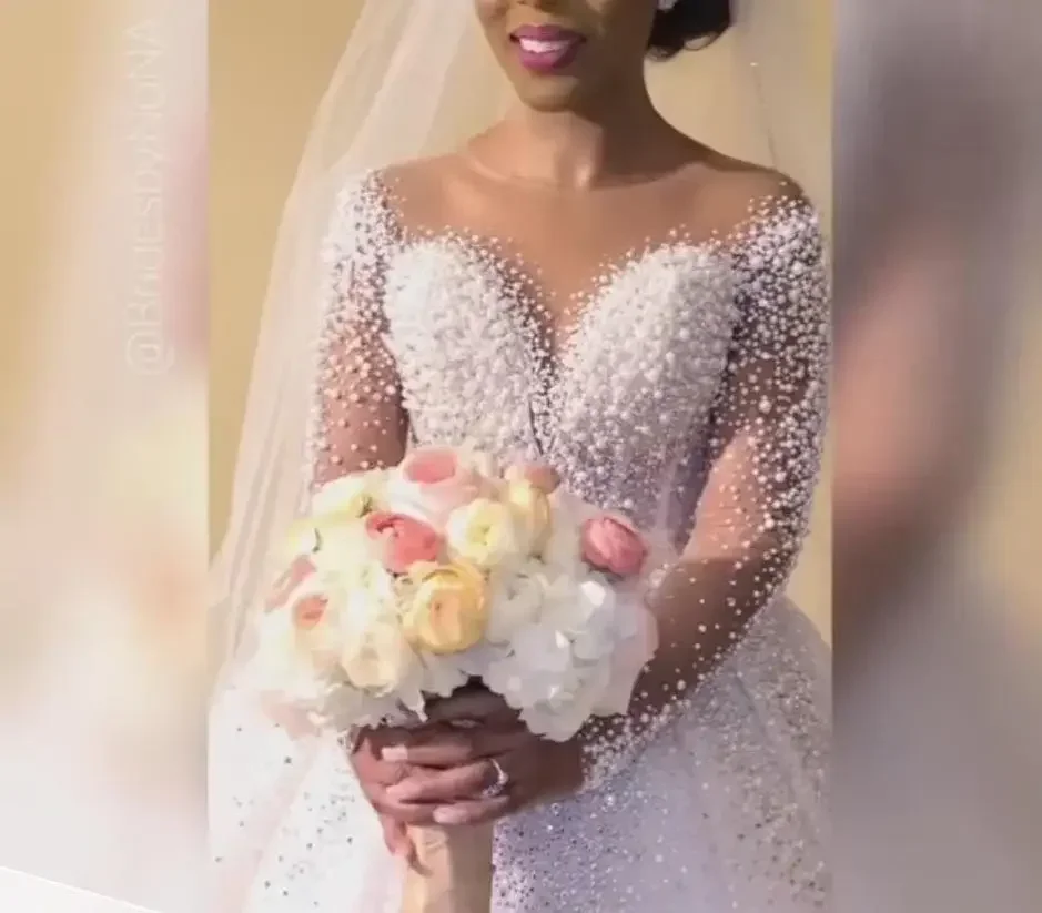 ชุดแต่งงานเจ้าสาวทรงบอลกาวน์ประดับมุกและลูกปัดแบบสั่งทำพิเศษ สไตล์ซาอุดิอาระเบีย คอซีทรูแขนยาว