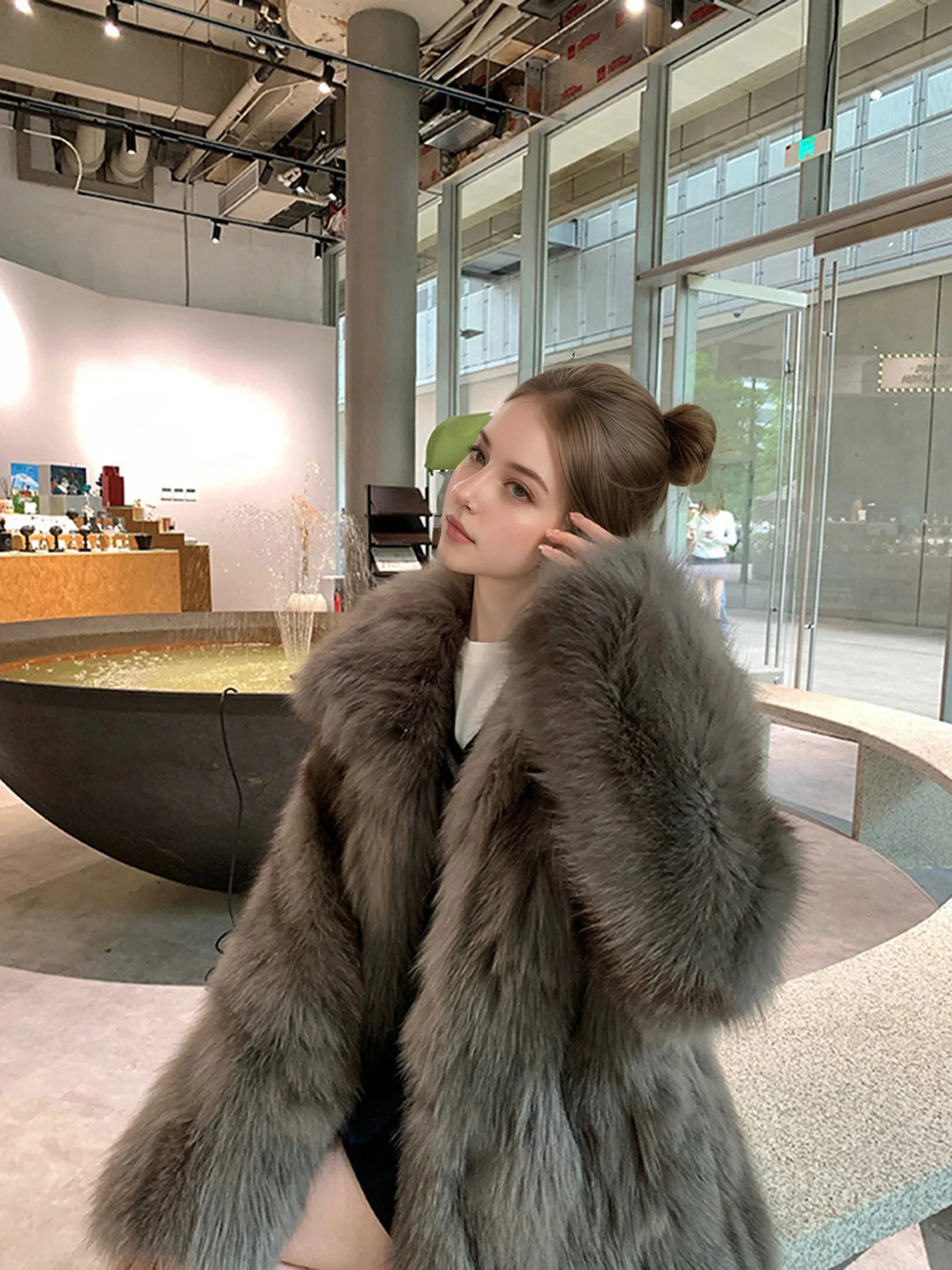 このキツネのようなエコフレンドリーな毛皮のコートは、冬にスタイリッシュでファッショナブルです。 それは、長く、厚く、そして暖かいオーバーコートで、少しの風防を備えています。