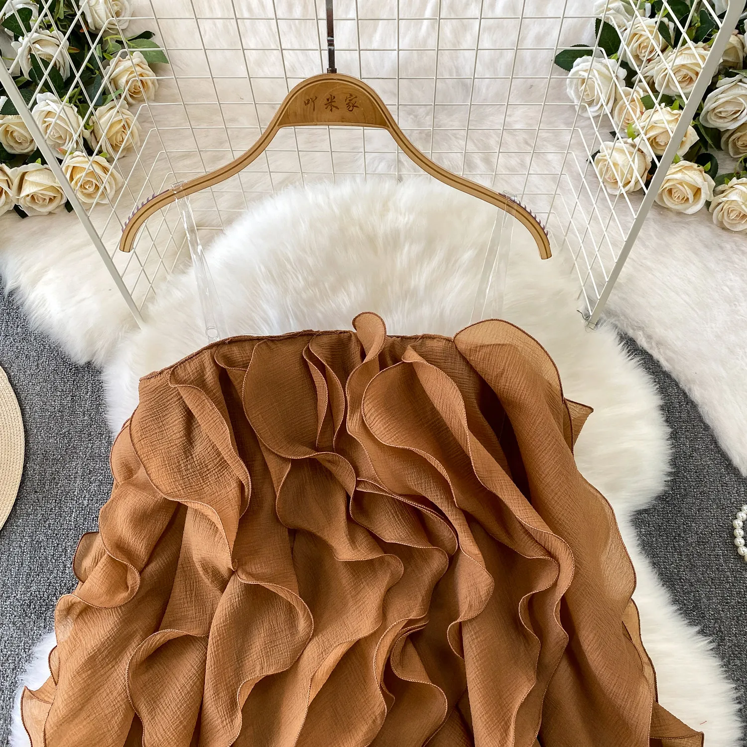 Seksowna brązowa/czerwona/biała/czarna sukienka z falbankami dla kobiet, letnia warstwowa mini sukienka z falistymi plisami, elegancka sukienka w stylu boho, sukienka w kształcie litery A.