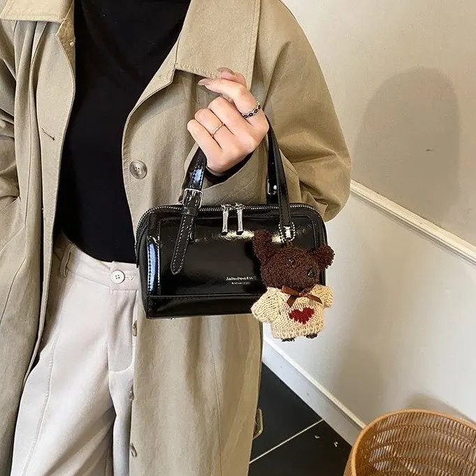 

2026 New Korean Niche Oil Wax Leather Portable Pillow Bag Maillard Color Shoulder Messenger Bag Daily Versatile