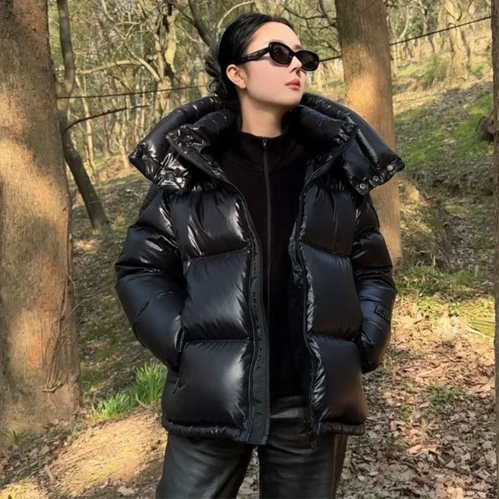 Piumino da donna con cappuccio addensato caldo piumino casual 2025 nuovo inverno 90% piumino d'anatra bianco nero lucido corto soffice