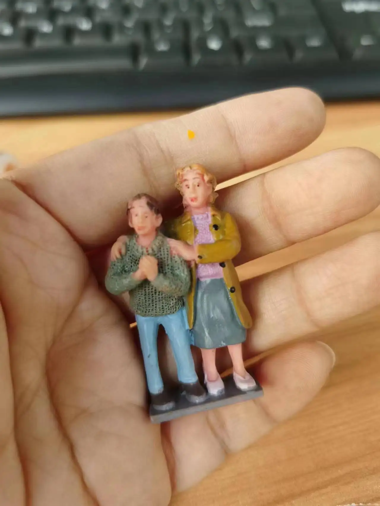 Resin figurine mental psychological sandtray therapy wife and husband