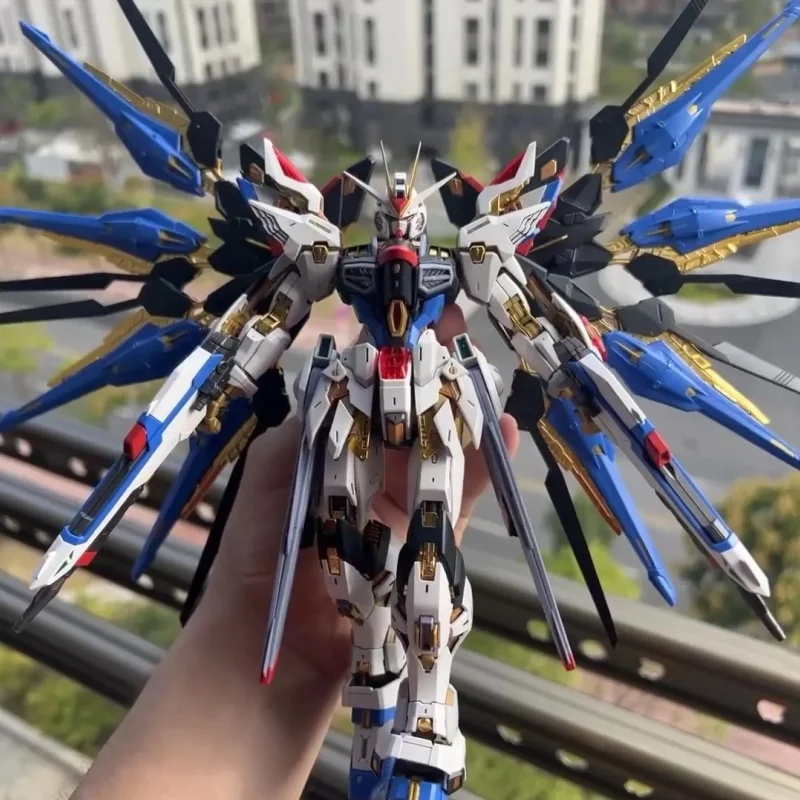 

Модель для сборки Mgex Strike Freedom Gundam Reprint в масштабе 1/100, с золотым покрытием и деталями с гравировкой, для взрослых.
