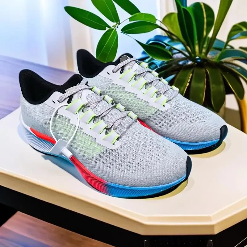 

2026 Кроссовки с плоской подошвой, нежные и дышащие нишевые кроссовки, удобная парусиновая спортивная обувь с откидной подошвой 530 для модной одежды