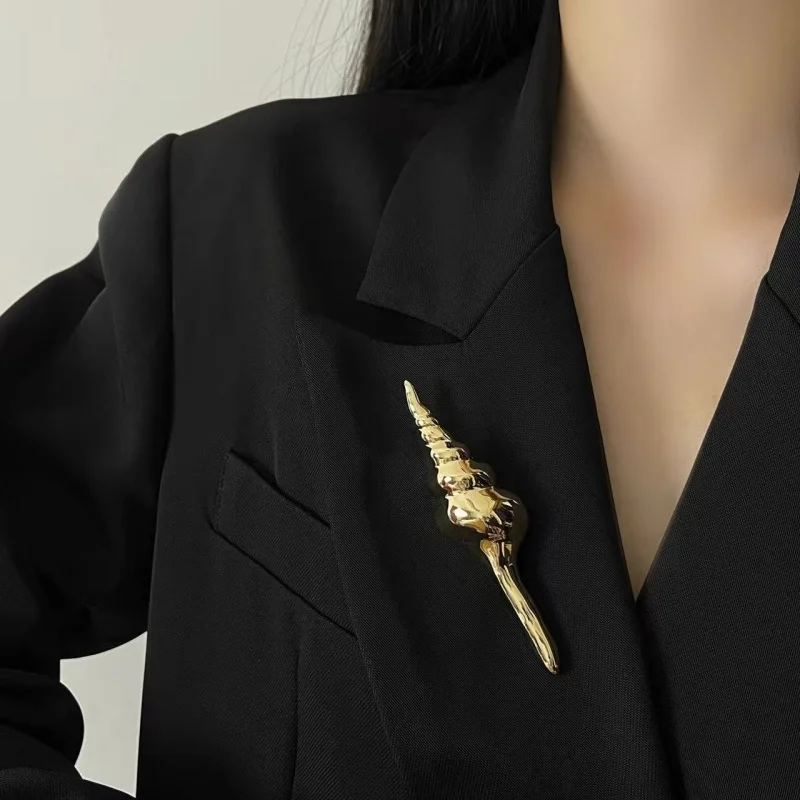 

French Vintage Shell Shaped Metal Brooch Pin for Women 3D Spiral Texture Unique Fashion Jewelry for Daily Commuting Accessory