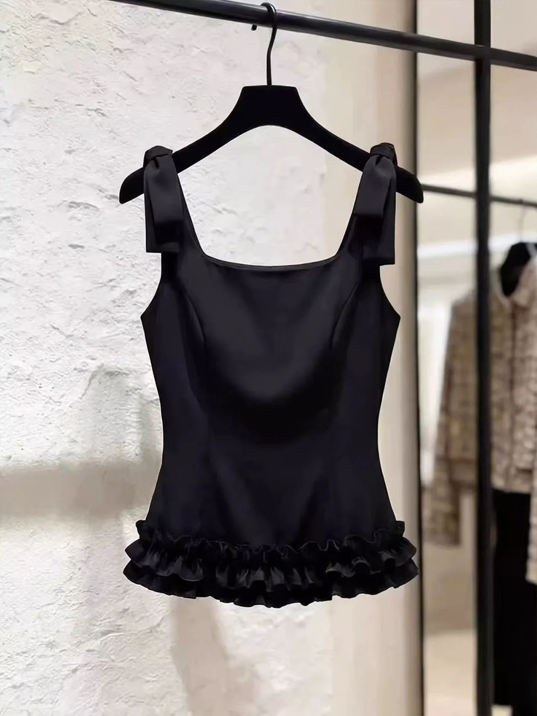

Elegant Chic Sleeveless Women's Top Fashionable Ruffle Design Summer 2026 Korean Style Straight Cut Silk Blend Vest Shirt
