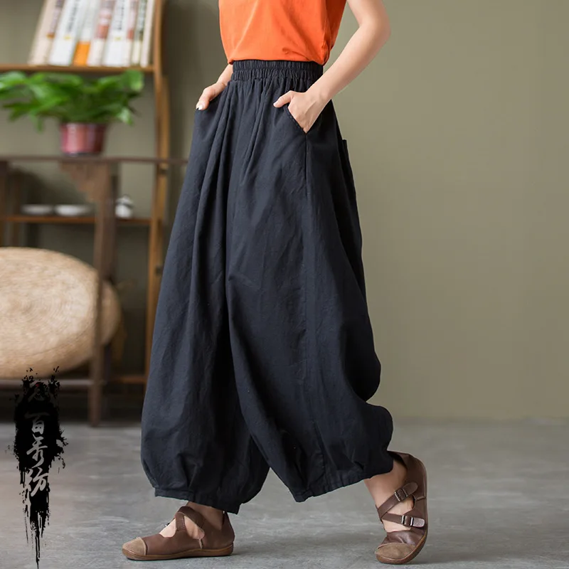 A/W stone-washed linen harem pants with an elastic waist and cropped ankle length for a relaxed fit.