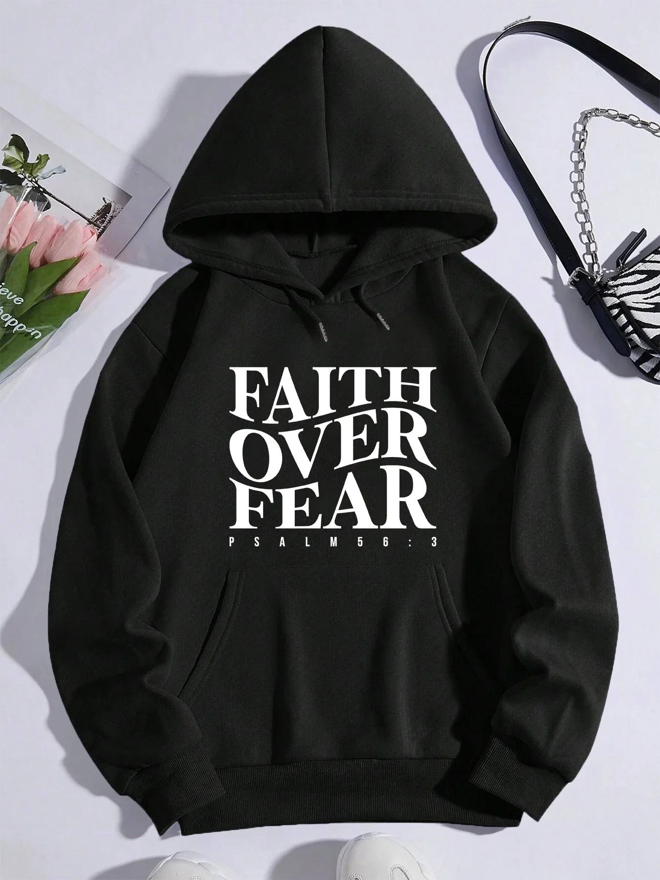 Męska bluza z kapturem z nadrukiem Faith Over Fear - czarna z białym nadrukiem, z kieszenią z przodu, całoroczna bluza codzienna