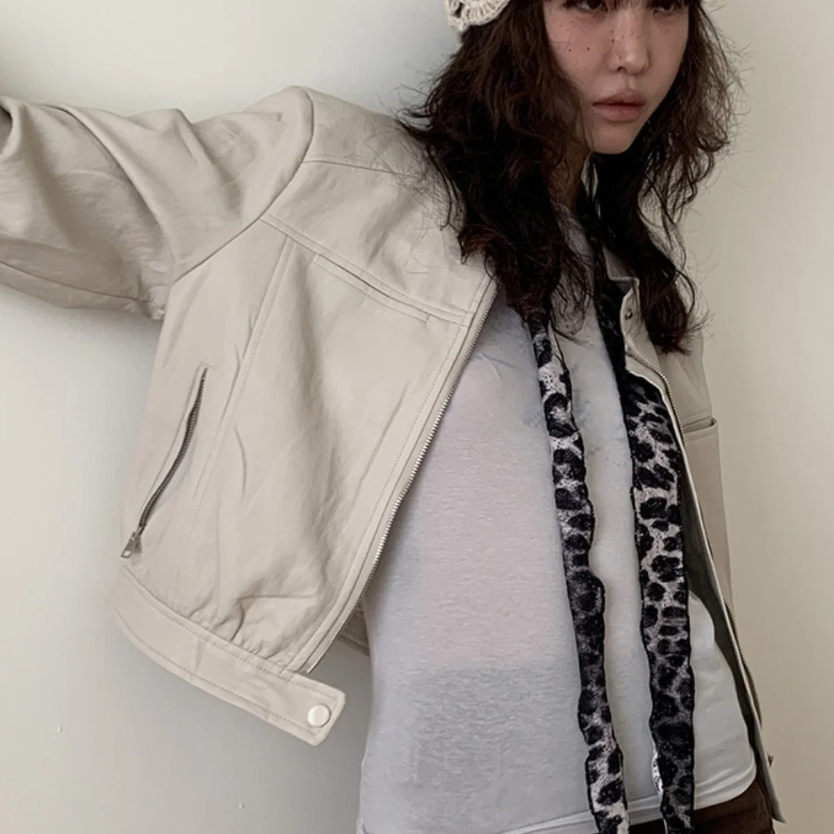 シックな秋冬用ハイカラーダブルブレストバイカージャケットPUレザーコート女性用ヴィンテージストレートチューブレギュラーフィット