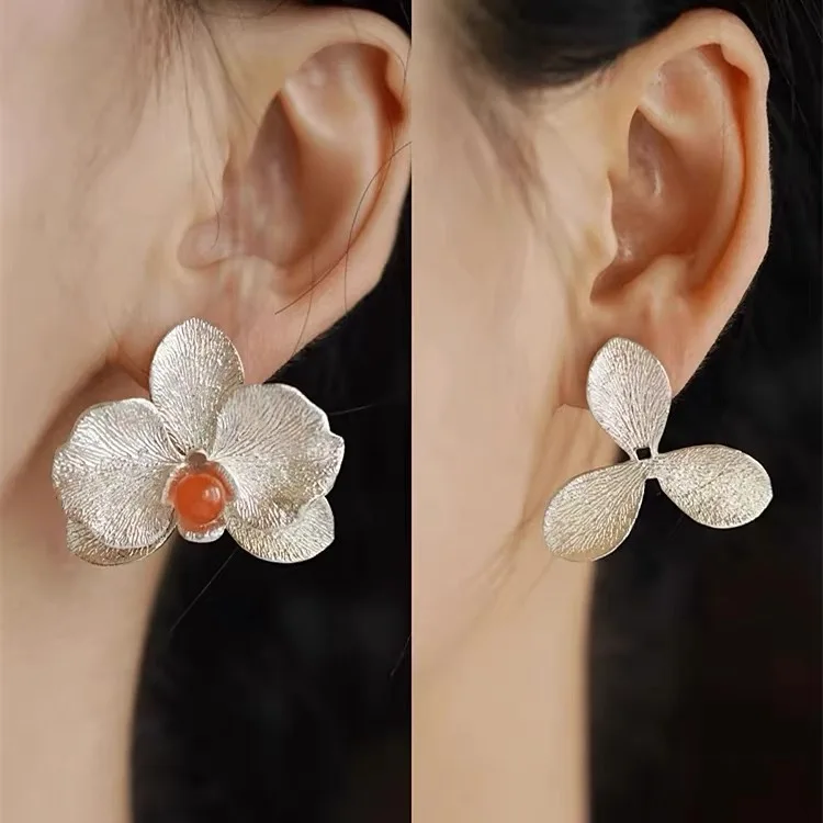 

Retro and unique black heart handcrafted glass simple earrings