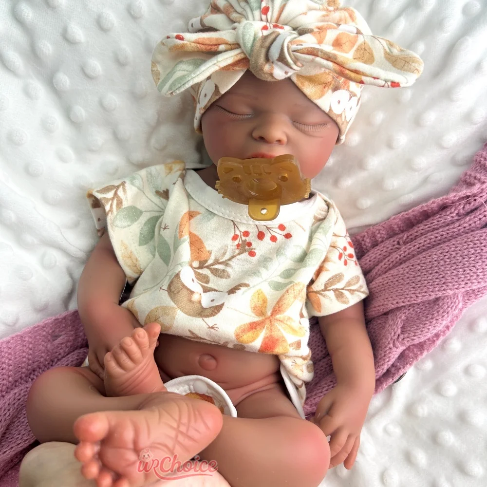 20-calowa lalka reborn z otwartymi ustami, ciemną skórą, realistyczna, ruchoma, silikonowa, ręcznie robiona, obciążona, elastyczna lalka do sesji zdjęciowych w studio.