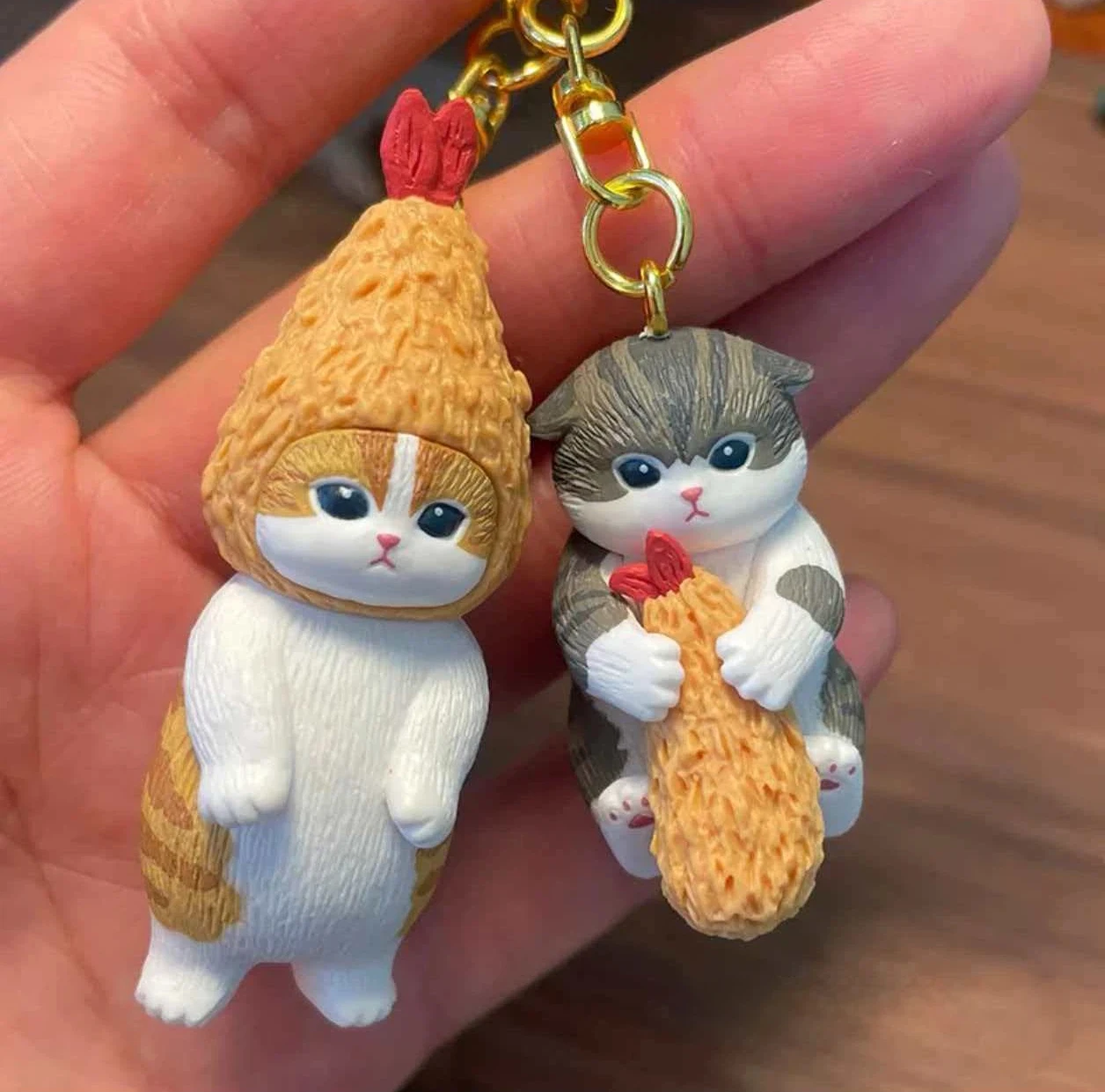 

Коллекционная фигурка Mufosand: Брелок-кот-акула с жареной креветкой, в коробке-сюрпризе, подвеска для рюкзака, модная игрушка, подарок